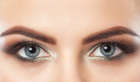 Niesen beim Augenbrauen zupfen – Was steckt dahinter?