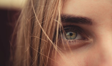 Strahlender Blick: Wimpern färben verleiht mehr Ausdruckskraft – und so funktioniert es zuhause