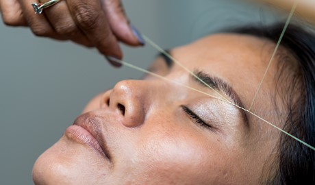 Haarentfernung mit der Pinzette versus Fadentechnik: Welche Methode ist die richtige für Sie?