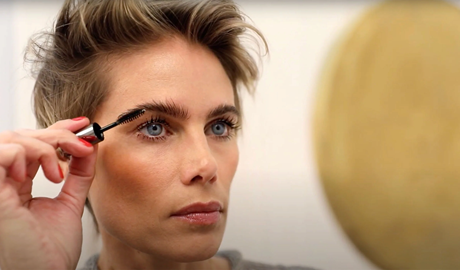 Brow Professional Kristie Streicher erklärt, wie man vollere Augenbrauen bekommt